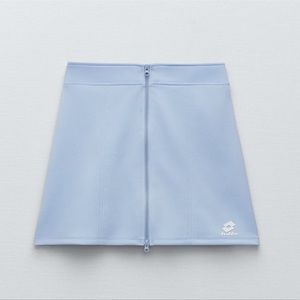 High waisted mini skirt 
Lotto logo detail 
Tonal  front zip closure